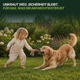 Ein kleines Kind in heller Kleidung bietet einem verspielten Golden Retriever eine Handvoll Unkraut auf einer grünen Wiese mit blühenden Sträuchern dahinter an. Oben steht der deutsche Text TerraUno Flüssiger Unkrautvernichter.