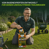 Ein lächelnder Mann mit Brille und grünem Hemd kniet auf einer Wiese und hält einen Karton und eine Flasche TerraUno Flüssiger Unkrautvernichter in der Hand. In der Nähe befinden sich Gartengeräte und ein Streugerät. Der deutsche Text hebt die von Experten entwickelte Rasenpflege hervor.