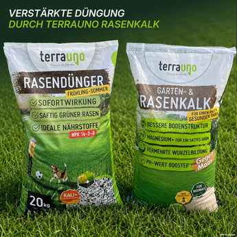 Auf dem Rasen stehen zwei Beutel aus dem „Frühlingsstarter-Set“ von TerraUno: Der eine enthält Rasendünger für Frühjahr und Sommer, der andere Garten- und Rasenkalk. Beide bieten Vorteile wie sofortige Wirkung, grüneres Gras und verbesserte Bodenqualität – ideale Grundvoraussetzungen für eine effektive Rasenpflege und üppiges Wachstum Ihrer Rasensamen.