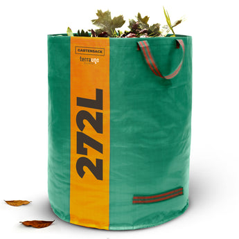 Ein großer grüner TerraUno Gartensack Set 272 l mit schwarzem Aufdruck auf gelbem Streifen wird mit Gartenabfällen gefüllt. Stabile seitliche Griffe und heruntergefallenes Laub in der Nähe unterstreichen seine Verwendung für die Gartenreinigung.