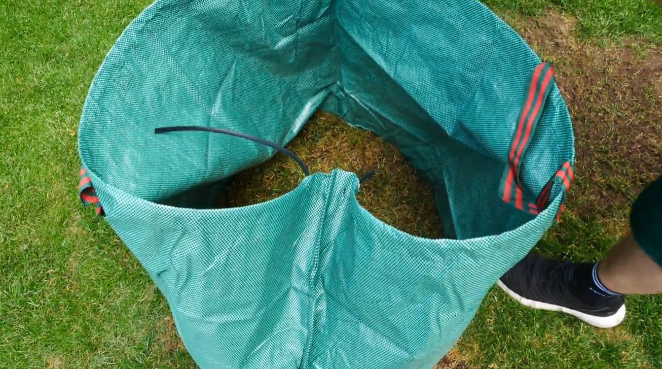 Herausgekämmtes Moos und Filz im TerraUno Gartensack