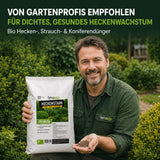 Ein lächelnder Mann in einem grünen Hemd sitzt in einem Garten und hält „TerraUno Heckenstark – Hecken-, Strauch-  Koniferendünger“ in der Hand. Der Text darüber wirbt für diesen organisch-mineralischen Dünger für dichte, gesunde Hecken – empfohlen von Gartenfachleuten.