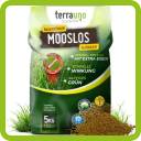 Auf dem Bild ist ein Sack TerraUno Mooslos Spezial-Rasendünger vor einem grünen Hintergrund zu sehen, mit dem Produktlogo und im Vordergrund verstreuten braunen Körnern. Auf dem Sack werden Vorteile wie ein besonders grüner Effekt und Moosbekämpfung angepriesen.