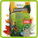 Ein Sack TerraLuna-Rasendünger mit Abbildungen von grünem Gras, einem Kind und Herbstblättern. Auf der Verpackung werden die Ausbringungsmenge von 250 Quadratmetern, das Gewicht von 5 kg und die Wirkdauer von bis zu 60 Tagen hervorgehoben.