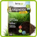 Ein Sack Rasenerde der Marke „Terra Uno“, auf dessen Verpackung grünes Gras und Erde abgebildet sind. Der Text hebt Eigenschaften wie eine hohe Keimfähigkeit und Wasserrückhaltevermögen hervor. Der Sack fasst 40 Liter.