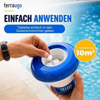 Eine Person gibt „TerraUno Mini Chlortabletten – Multitabs 5in1 | 20 g“ in einen blauen Chlorspender für den Pool, auf dem eine Anleitung in deutscher Sprache zu sehen ist, während im Hintergrund ein kleiner Pool zu erkennen ist.
