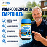 Ein lächelnder Mann in einem TerraUno-Poloshirt hält eine Packung „Mini-Chlortabletten – Multitabs 5in1 | 20 g“ in der Hand. Blaue Symbole veranschaulichen die Produktmerkmale: klares Wasser, wirksamer Algenentferner, gründliche Desinfektion, leistungsstarkes Flockungsmittel und zuverlässige pH-Stabilisierung. Der Text lautet: „Von Pool-Experten empfohlen.“ Halten Sie Ihren kleinen Pool die ganze Saison über strahlend sauber – mit den Multitabs von TerraUno für perfekte Wasserqualität.