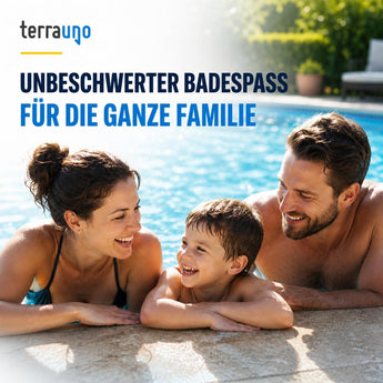 Eine lächelnde Frau, ein Kind und ein Mann genießen gemeinsam unbeschwerte Momente in einem Freibad und verkörpern damit familienfreundlichen Spaß. Der deutsche Text wirbt für die TerraUno Mini-Chlortabletten – Multitabs 5in1 | 20 g – perfekt für kleine Pools – und sorgt die ganze Saison über für strahlend sauberes Wasser.