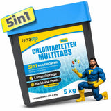 Packung TerraUno Mini-Chlortabletten – Multitabs 5in1 | 20 g, 5 kg, ideal für kleine Pools. Rechts steht ein blau-gelbes Superhelden-Maskottchen, das auf das Produkt zeigt.