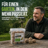Gartenbesitzer mit TerraUno Meisenknödel-Eimer am Gartentisch – Futter für heimische Wildvögel