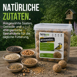 Zutaten der TerraUno Meisenknödel: Saaten, Getreide und energiereiche Bestandteile in Schalen neben dem Eimer