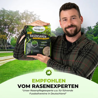 Ein lächelnder, bärtiger Mann hält eine Tüte mit TerraUno Rasensamen - Nachsaat, Reparatur und Neuanlage - Angebot auf einem grünen Rasen. Darunter steht "Empfohlen vom Rasenexperten", mit einem Zitat, das es für Fußballvereine in Deutschland empfiehlt.