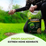 Eine Person verstreut Rasensamen - Nachsaat Angebot auf einem Rasen neben einer TerraUno-Tüte, die eine Grasgrafik zeigt und für hohe Keimraten wirbt.