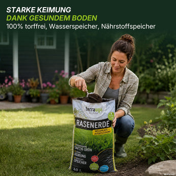 Eine Frau arbeitet in ihrem Garten und füllt einen Topf mit Erde aus einem großen Sack „TerraUno Rasenerde torffrei“. Der Text hebt die hohe Keimfähigkeit der Erde hervor – ideal für die Rasenanlage und Nachsaat – sowie ihre umweltfreundliche, torffreie Zusammensetzung. Im Hintergrund sind ein Haus und ein sattgrüner Rasen zu sehen.
