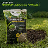 Eine Tüte „TerraUno Rasensamen“ steht auf einer Rasenfläche neben einer Erdefläche; darüber steht ein Text, der das Produkt wegen seiner schnellen Keimung und starken Wurzelbildung empfiehlt – ideal für die Anlage neuer Rasenflächen Rasenneuanlage und am besten in Kombination mit „TerraUno Rasenerde torffrei“, einer umweltfreundlichen, torffreien Premium-Rasenerde.