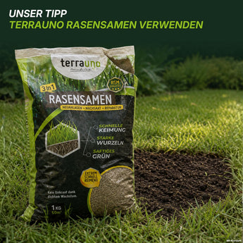 Eine Tüte „TerraUno Rasensamen“ steht auf einer Rasenfläche neben einer Erdefläche; darüber steht ein Text, der das Produkt wegen seiner schnellen Keimung und starken Wurzelbildung empfiehlt – ideal für die Anlage neuer Rasenflächen Rasenneuanlage und am besten in Kombination mit „TerraUno Rasenerde torffrei“, einer umweltfreundlichen, torffreien Premium-Rasenerde.