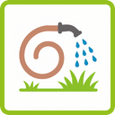 Illustration eines aufgerollten Gartenschlauchs, der Wassertropfen auf grünes Gras sprüht, eingerahmt von einem grün umrandeten Quadrat.