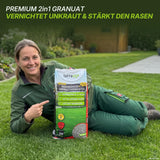 Eine Frau in grüner Arbeitskleidung liegt lächelnd im Gras und zeigt auf einen Sack „TerraUno Unkrautvernichter mit Rasendünger – Angebot“, der verspricht, Unkraut zu beseitigen und Ihren Rasen zu stärken. Dieses Produkt hebt seine Wirksamkeit als Rasendünger mit Unkrautvernichter hervor und sorgt dafür, dass Ihr Rasen in nur 14 Tagen unkrautfrei wird. Im Hintergrund sind ein üppiger Garten und ein Haus zu sehen.