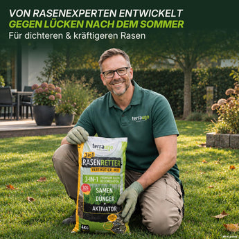 Ein lächelnder Mann, der eine Brille und Handschuhe trägt, kniet auf einem grünen Rasen und hält eine Tüte „TerraUno Rasenretter  Vertikutiermix“ in der Hand. Der Text darüber hebt hervor, dass das Produkt von TerraUno fachmännisch entwickelt wurde, um dichteres und gesünderes Gras zu fördern, und sich somit ideal für eine effektive Rasenregeneration eignet.