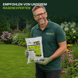 Ein lächelnder Mann mit grünen Handschuhen und einem TerraUno-Polohemd hält in einem Garten einen Sack „Speed Rasendünger N24 / SSA“ in der Hand. Die Bildunterschrift lautet: „Empfohlen von unserem Rasenexperten“.