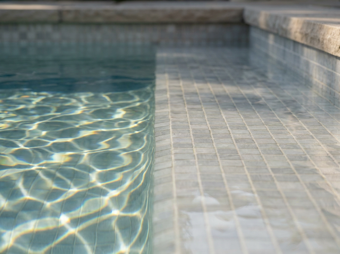 Makellose Wasserlinie mit klarem Poolwasser nach der Ueberwinterung mit Wintermittel
