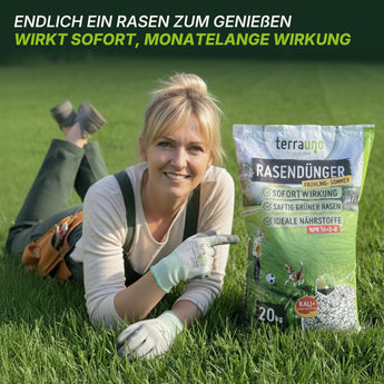 TerraUno Rasendünger Frühling-Sommer – wirkt sofort und hält monatelang an, Frau auf Rasen