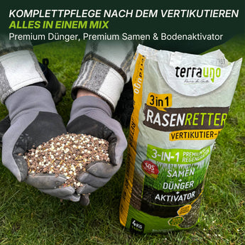 Eine Person mit grauen Handschuhen schüttet TerraUno Rasenretter  Vertikutiermix aus einem gelb-weißen Sack auf den Rasen, wobei der Text die komplette Rasenpflege in einer Mischung hervorhebt.