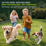 Zwei glückliche Kinder und zwei Hunde rennen über einen üppigen Rasen. Ein Hund trägt einen Tennisball. Genießen Sie besondere Familienmomente mit TerraUno Rasenretter  Vertikutiermix für grünen, weichen Rasen, den alle lieben.