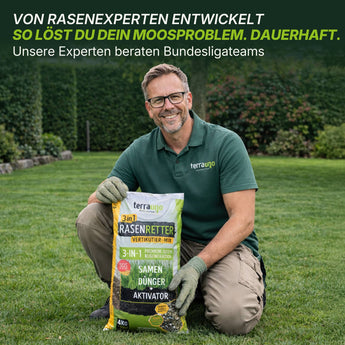 Ein lächelnder Mann in Gartenhandschuhen und grünem Hemd kniet mit einem großen Sack TerraUno Rasenretter  Vertikutiermix auf dem Rasen. Der Text darüber bietet Tipps zur Moosentfernung, Hinweise zur Bundesligamannschaft und eine fachkundige Anleitung zur effektiven Rasenregeneration.