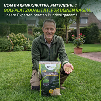 Ein lächelnder Mann kniet auf einem grünen Rasen und hält TerraUno Rasensamen - Nachsaat, Reparatur und Neuanlage. Der Text wirbt für von Experten entwickeltes Rasensaatgut mit RSM-Qualität und Golfplatzstandard. Im Hintergrund sind Häuser und Gärten zu sehen.