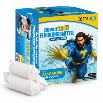 Eine Schachtel TerraUno Flockungskartuschen für Pools mit einer Superhelden-Schwimmer-Illustration, "für alle Arten von Pools", Produktbildern und kristallklares Poolwasser auf der Verpackung.
