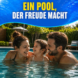 Eine lächelnde Frau, ein Kind und ein Mann genießen es, gemeinsam im Pool zu schwimmen. Oben steht vor einem blauen Wasserhintergrund der Text: „Ein Pool, der Freude macht“. Dank einfacher Poolpflege und dem zuverlässigen Terrauno Pool-SOS: Anti-Grün  Trüb-Set bleibt das Poolwasser stets klar – für ungetrübten Badespaß mit der ganzen Familie.