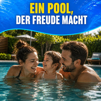 Eine lächelnde Frau, ein Kind und ein Mann genießen es, gemeinsam im Pool zu schwimmen. Oben steht vor einem blauen Wasserhintergrund der Text: „Ein Pool, der Freude macht“. Dank einfacher Poolpflege und dem zuverlässigen Terrauno Pool-SOS: Anti-Grün  Trüb-Set bleibt das Poolwasser stets klar – für ungetrübten Badespaß mit der ganzen Familie.