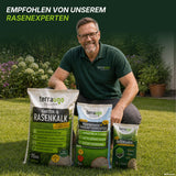 Ein lächelnder Mann in einem grünen Poloshirt kniet auf dem Rasen und präsentiert drei Beutel mit Rasenpflegeprodukten aus dem „TerraUno Unkrautschreck-Paket“. Der Text darüber lautet: „Empfohlen von unserem Rasenspezialisten“.