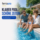 Familie am kristallklaren Pool nach der Überwinterung mit TerraUno Pool Wintermittel